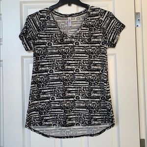 EUC- LuLaRoe Classic tee, black and white